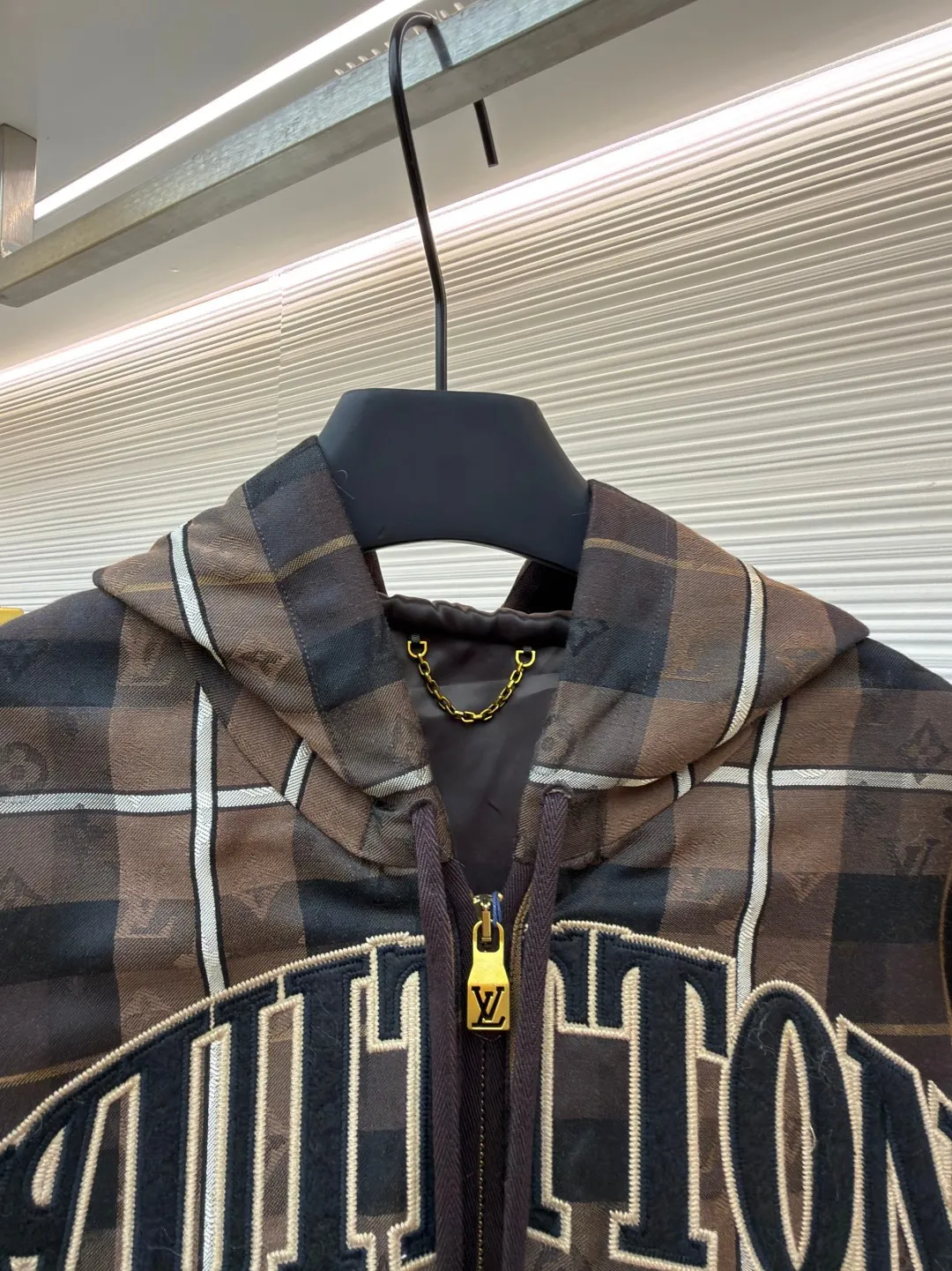 LOUIS VUITTON plaid hooded logo loose jacket ●Original version: Purchased and developed for 27300 ●Item number: 1682148-B70 ●Material: cotton mercerized fabric ●Technology: jacquard production ●Color: brown ●Version: fitted version ●Weight: about 890 grams ●Size: 48-50-52-54 ●Description: This zipper hoodie is made of sheep wool blended to lay out the seasonal Monogram Checked jacquard makes it a great choice for layering across seasons. A Vuitton felt patch sits at the chest, and the dressy hood has beaded drawstring tips. Available in matching trousers. Regular fit 83% sheep wool, 17% polyester Lining: 100% viscose Logo jacquard Felt logo patch on front, ribbed cuffs and hem Logo-lined zip closure Kangaroo pocket, drawstring hood with beaded drawstring ends. The overall wiring is straight and delicate, the fabric is comfortable and soft, and the color is consistent without color difference. It can be matched with the same style to create a fashionable look and control various occasions. Customized accessories, complete with three standards, same style for men and women!